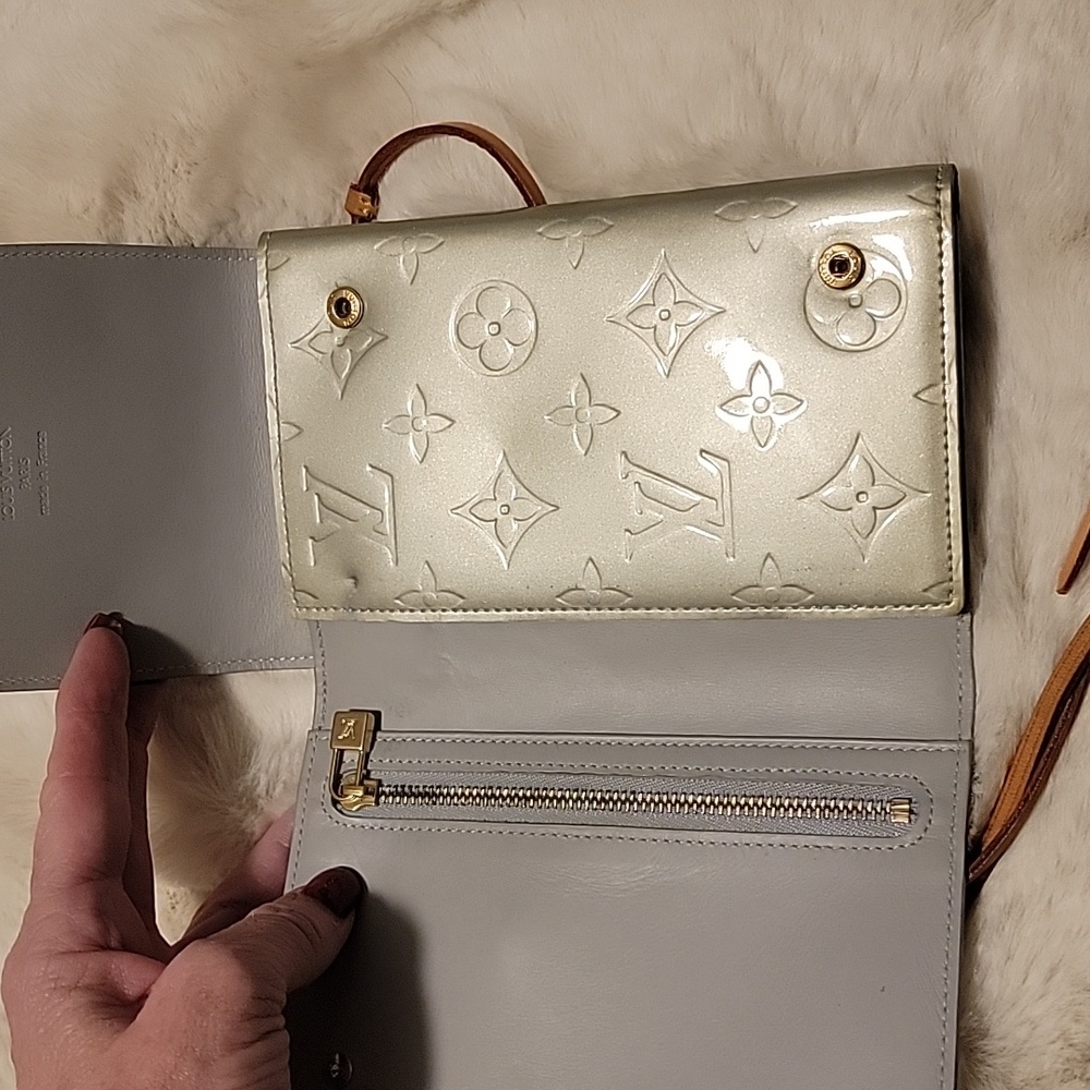 Louis Vuitton Seafoam Green Trifold  Vernis Walker Crossbody - Picture 5 of 13